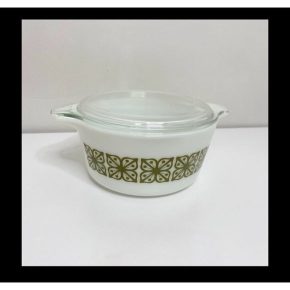 Pyrex Vintage White Ceramic Kitchen Baking Cookware Serving Dish w/ Glass Lid